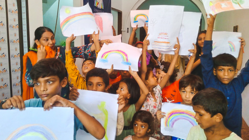 Fest mit den Kindern der Schule des Friedens in einer extremen Hitzeperiode in Pakistan